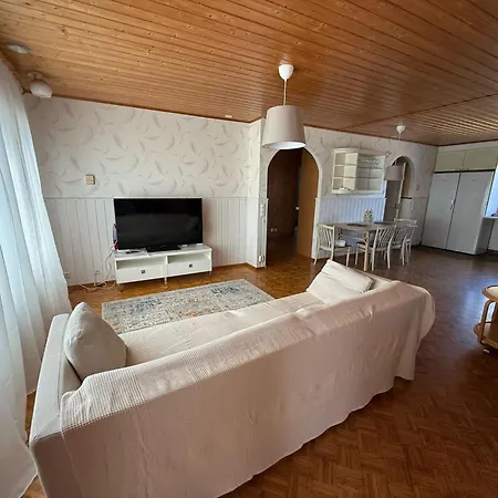 Сasa de vacaciones Spacious Family House - Sauna, Hot Tub & Grill Hut *
